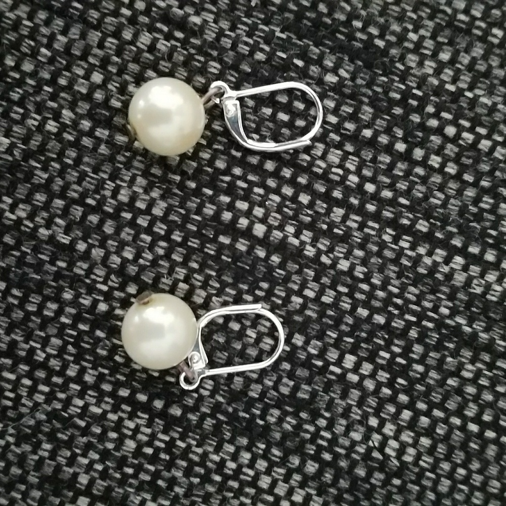 Women's Pearl earrings